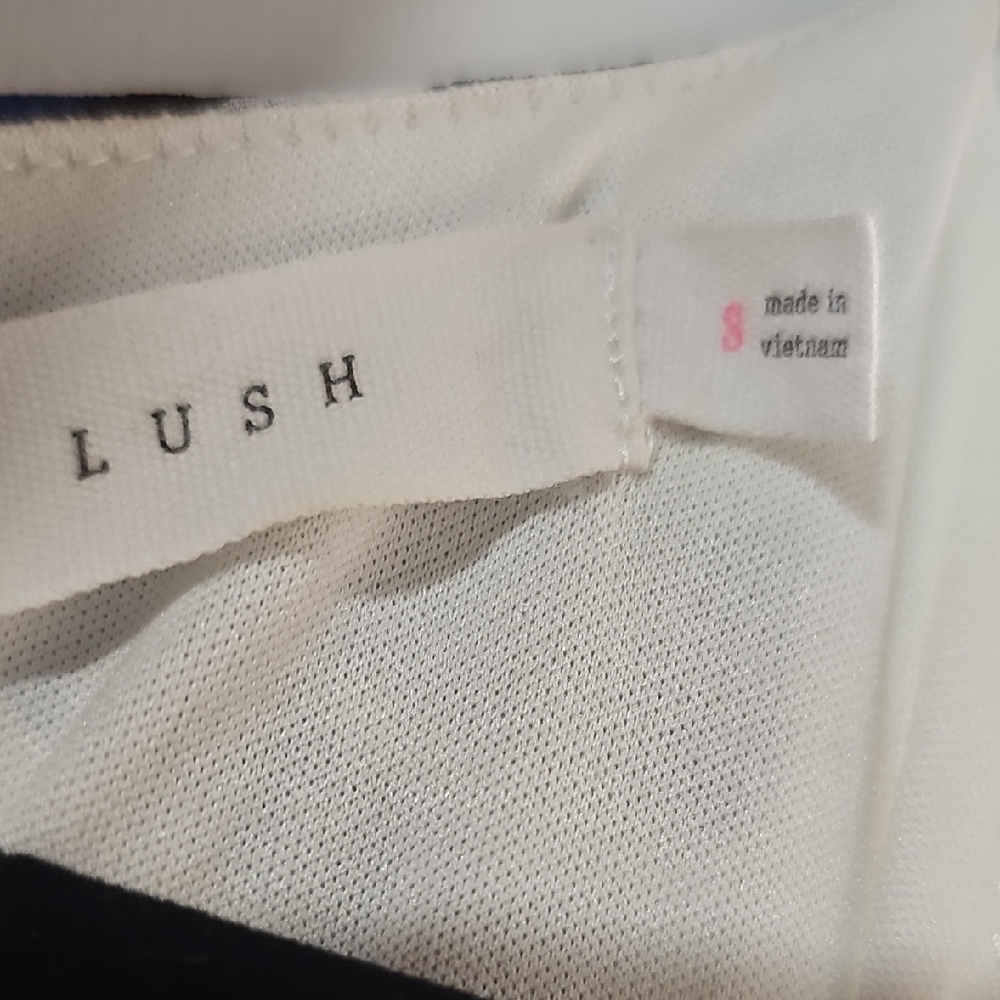 Lush White and Black Garment - Picture 2 of 3